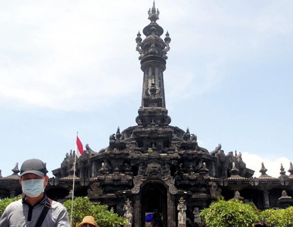 Lượng khách du lịch quốc tế tới Indonesia giảm mạnh do dịch Covid-19 - Anh 1