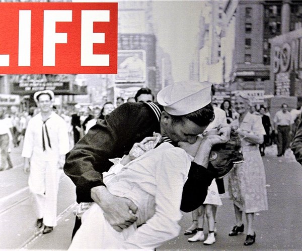 “Nụ hôn” - Bức ảnh mang tính biểu tượng nhất của Thế chiến II - Anh 1
