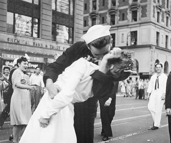 “Nụ hôn” - Bức ảnh mang tính biểu tượng nhất của Thế chiến II - Anh 2