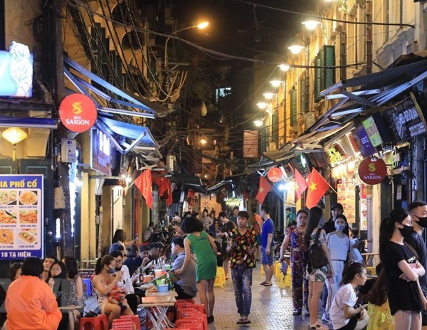 Hà Nội quy định người bán thức ăn đường phố phải đeo khẩu trang - Anh 1