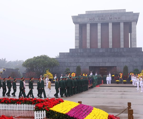 Tổ chức phục vụ nhân dân vào Lăng viếng Chủ tịch Hồ Chí Minh - Anh 1
