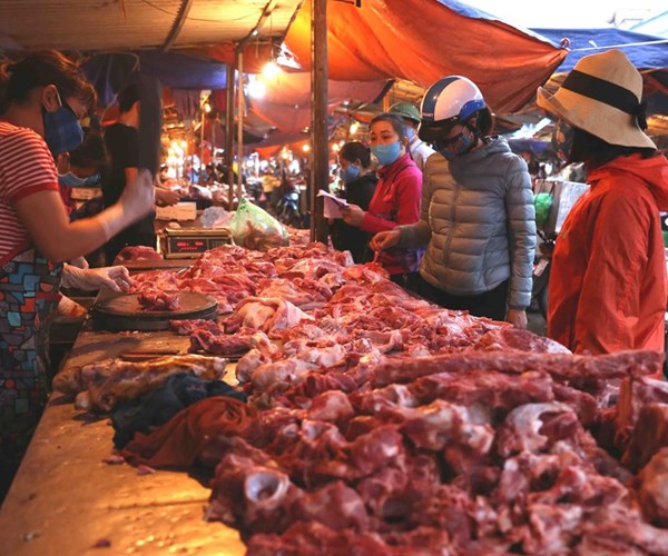 Giá thịt lợn tăng kỷ lục do khan hiếm nguồn cung - Anh 1