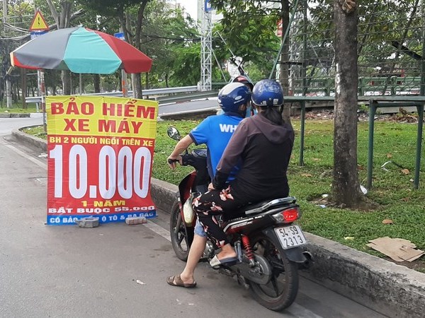 Sợ bị xử phạt người dân Hà Nội đổ xô đi mua bảo hiểm xe máy - Anh 1