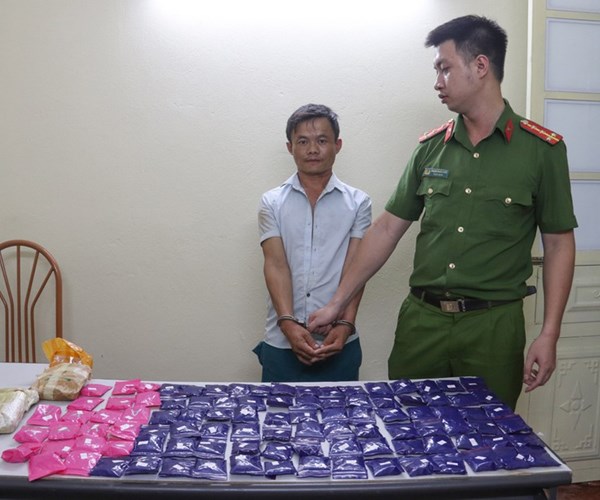 Bắt giữ đối tượng mang hơn 19.000 viên ma túy từ Lào về Việt Nam - Anh 1