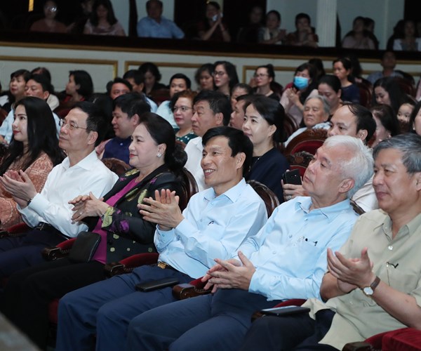 Chủ tịch Quốc hội Nguyễn Thị Kim Ngân xem vở 