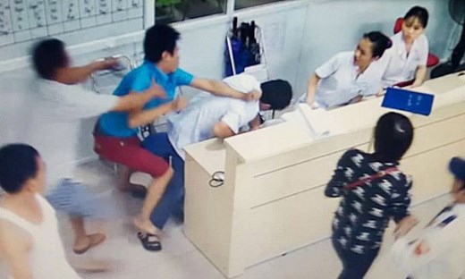 KHÔNG CÓ NGÀNH NÀO NHƯ NGÀNH Y: Bị đánh chửi vẫn phải chữa bệnh... - Anh 1