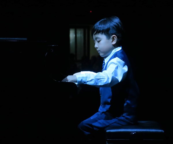 Thần đồng piano Evan Le biểu diễn tại Huế - Anh 1