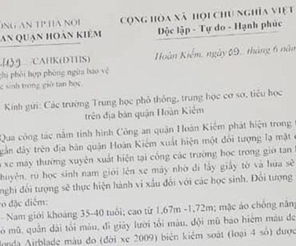 Hà Nội: Cảnh báo kẻ lạ mặt nghi có hành vi xấu với học sinh nam khi tan học - Anh 1