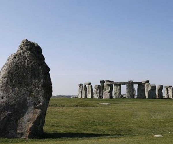 Anh phát hiện vòng tròn trụ đá khổng lồ gần di sản Stonehenge - Anh 1
