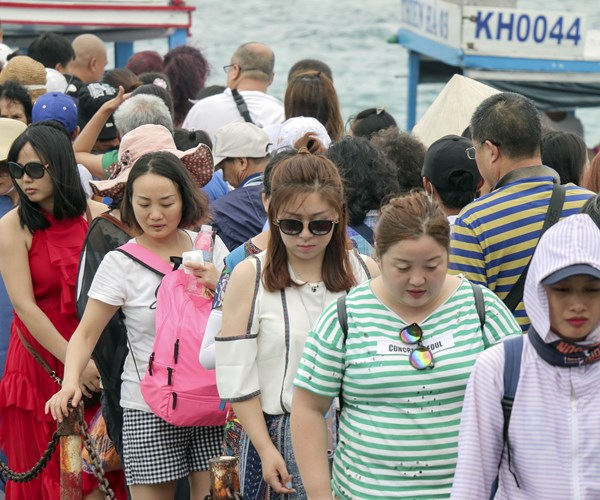Khánh Hòa: Du lịch biển đảo đang bị khai thác quá mức - Anh 1