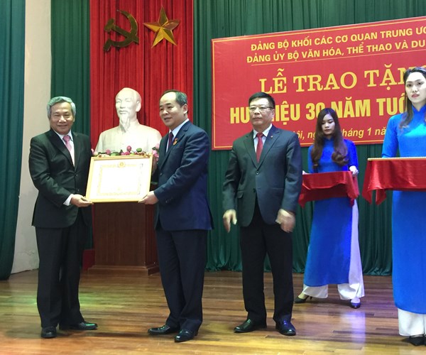Trao tặng Huy hiệu 30 năm tuổi Đảng cho đồng chí Lê Khánh Hải, Thứ trưởng Bộ VHTTDL - Anh 1