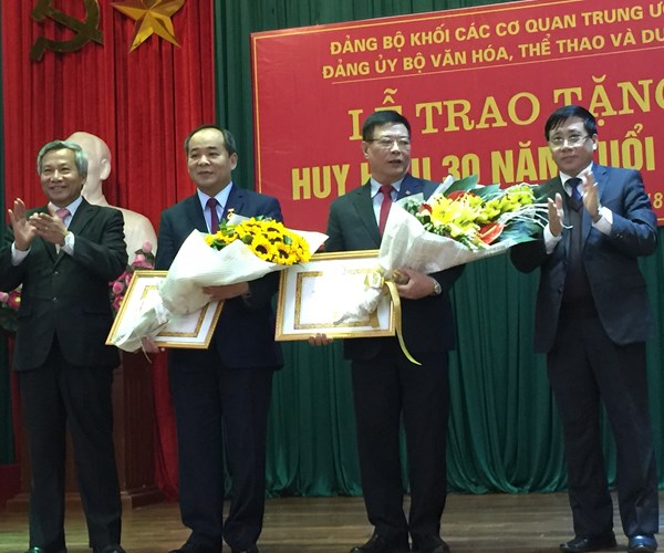 Trao tặng Huy hiệu 30 năm tuổi Đảng cho đồng chí Lê Khánh Hải, Thứ trưởng Bộ VHTTDL - Anh 2