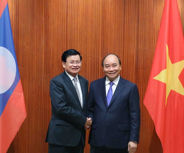 Thủ tướng Nguyễn Xuân Phúc hội đàm với Thủ tướng Lào Thongloun Sisoulith - Anh 1