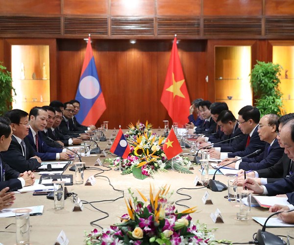 Thủ tướng Nguyễn Xuân Phúc hội đàm với Thủ tướng Lào Thongloun Sisoulith - Anh 2