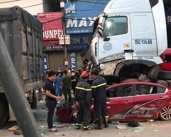 Hà Nội: Xe container mất lái đè lên ôtô con, 3 người tử vong tại chỗ - Anh 1