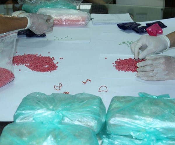 Lào Cai bắt 3 đối tượng vận chuyển hơn 80.000 viên ma túy tổng hợp - Anh 1