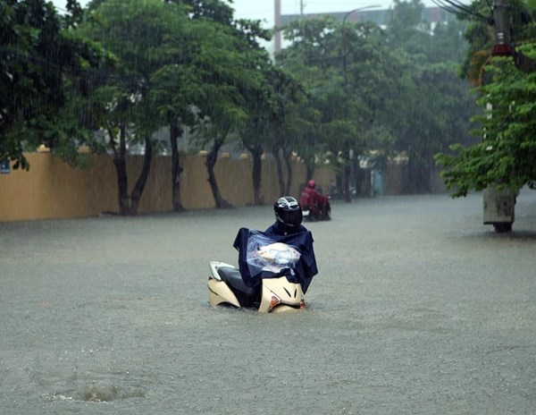 Điện Biên: Mưa lớn, nhiều tuyến đường ngập sâu trong nước - Anh 1