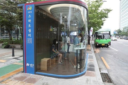 Hàn Quốc: Nhà chờ xe buýt thông minh chống lây nhiễm Covid-19 - Anh 1