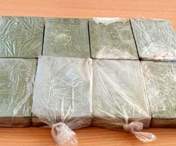 Lai Châu: Bắt 2 đối tượng vận chuyển 8 bánh heroin trên xe khách - Anh 1