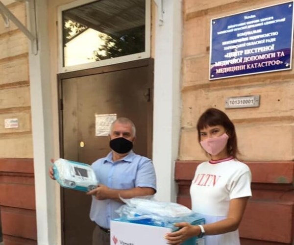 Ukraina đồng loạt trang bị máy thở của Vingroup cho các bệnh viện và xe cứu thương - Anh 1