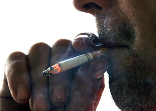 Hai vùng du lịch nổi tiếng ở Tây Ban Nha cấm hút thuốc nơi công cộng - Anh 1
