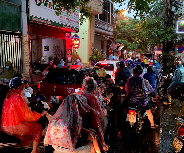 Mưa lớn gây ùn tắc trên nhiều tuyến đường, phố Hà Nội - Anh 4