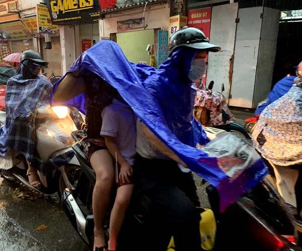Mưa lớn gây ùn tắc trên nhiều tuyến đường, phố Hà Nội - Anh 8