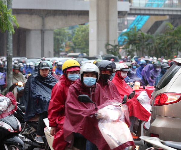 Mưa lớn gây ùn tắc trên nhiều tuyến đường, phố Hà Nội - Anh 14