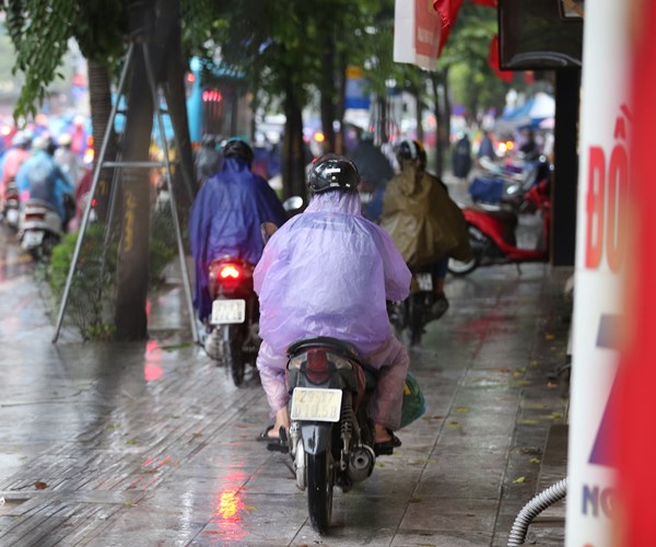 Mưa lớn gây ùn tắc trên nhiều tuyến đường, phố Hà Nội - Anh 15