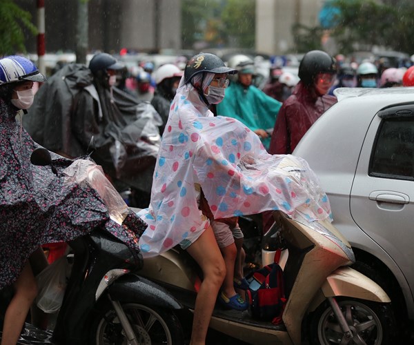 Mưa lớn gây ùn tắc trên nhiều tuyến đường, phố Hà Nội - Anh 16