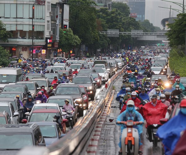 Mưa lớn gây ùn tắc trên nhiều tuyến đường, phố Hà Nội - Anh 10