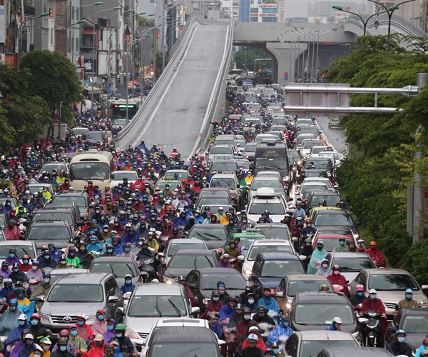 Mưa lớn gây ùn tắc trên nhiều tuyến đường, phố Hà Nội - Anh 11