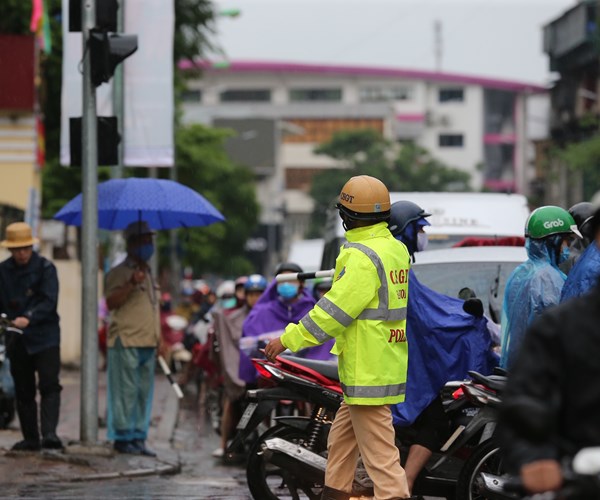 Mưa lớn gây ùn tắc trên nhiều tuyến đường, phố Hà Nội - Anh 1