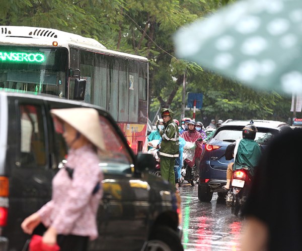 Mưa lớn gây ùn tắc trên nhiều tuyến đường, phố Hà Nội - Anh 12
