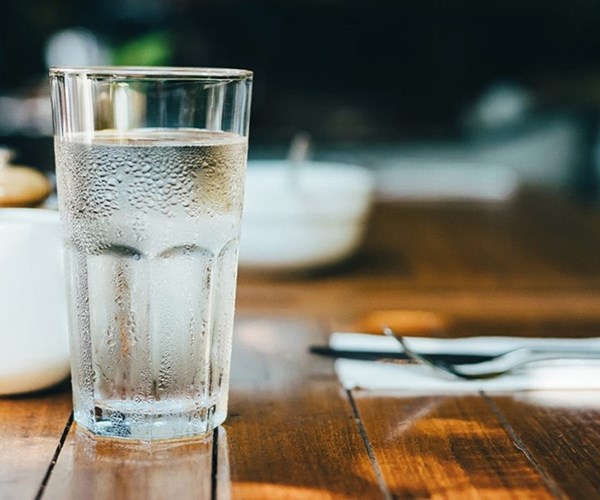 7 lợi ích không ngờ của việc uống đủ nước mỗi ngày - Anh 1