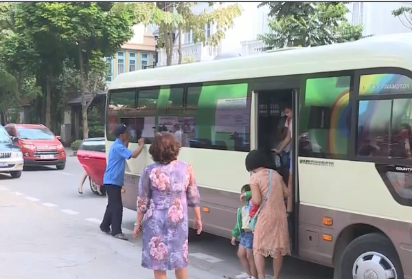 Siết quản lý hoạt động ô tô đưa đón học sinh tại Hà Nội - Anh 1