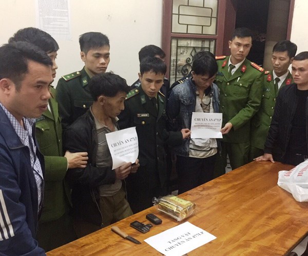 Hà Tĩnh: Bắt 2 đối tượng người Lào vận chuyển một kg ma túy đá trái phép - Anh 1