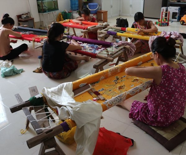 Ngôi làng duy nhất giữ gìn nghề thêu long bào ở Hà Nội - Anh 2