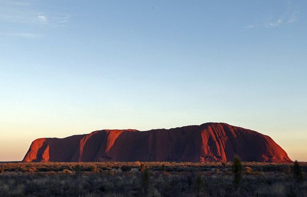 Australia yêu cầu Google gỡ bỏ hình ảnh núi thiêng Uluru - Anh 1