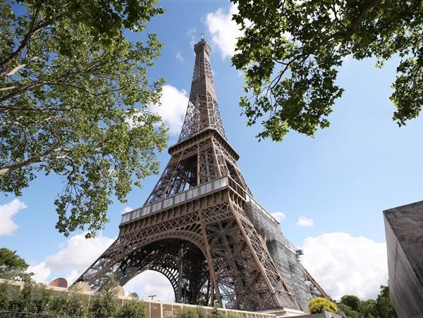 Pháp: Tháp Eiffel đã mở cửa trở lại sau đe dọa đánh bom - Anh 1