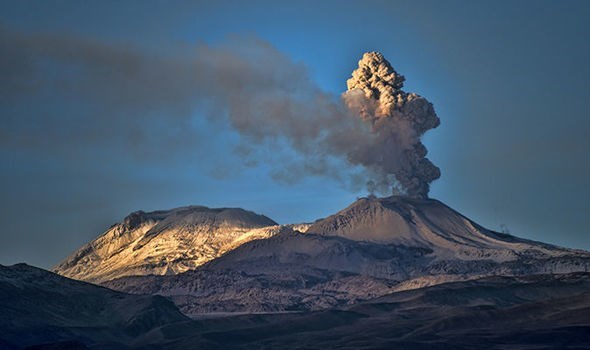 Peru: Núi lửa Sabancaya phun trào, phát tán tro bụi tới bán kính 20km - Anh 1