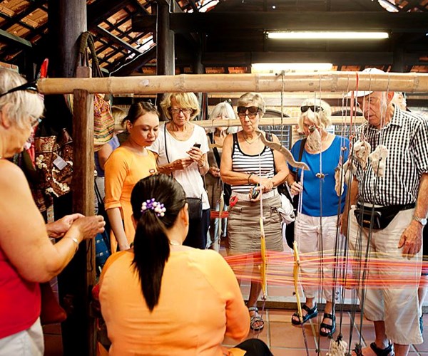 Quảng Nam: Phát triển sản phẩm du lịch gắn với làng nghề dệt lụa, thổ cẩm - Anh 1