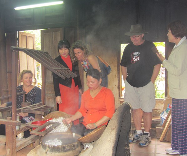 Quảng Nam: Phát triển sản phẩm du lịch gắn với làng nghề dệt lụa, thổ cẩm - Anh 2