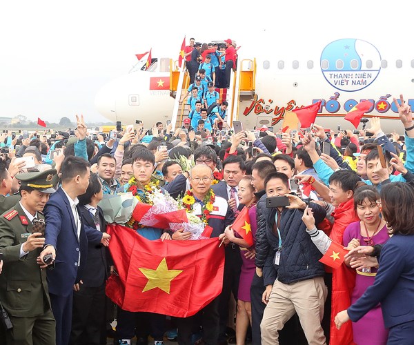 Biển người chào đón ĐT U23 Việt Nam - Anh 3