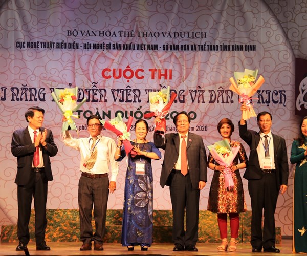 Cuoc thi Tai nang tre dien vien Tuong va Dan ca kich toan quoc: Quyen gop ung ho dong bao mien Trung - Anh 1