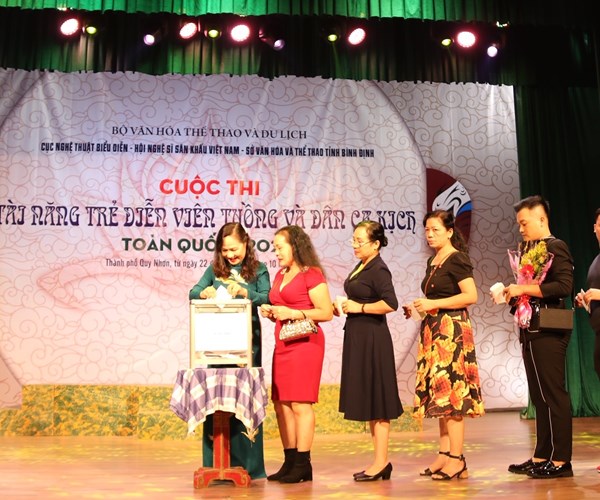 Cuoc thi Tai nang tre dien vien Tuong va Dan ca kich toan quoc: Quyen gop ung ho dong bao mien Trung - Anh 5