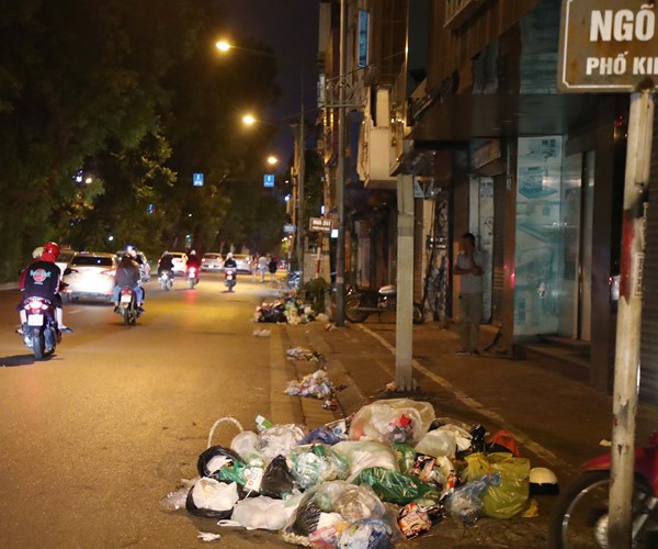 Đường phố Hà Nội lại tràn ngập rác - Anh 2