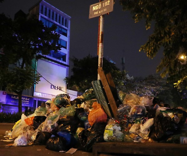 Đường phố Hà Nội lại tràn ngập rác - Anh 3
