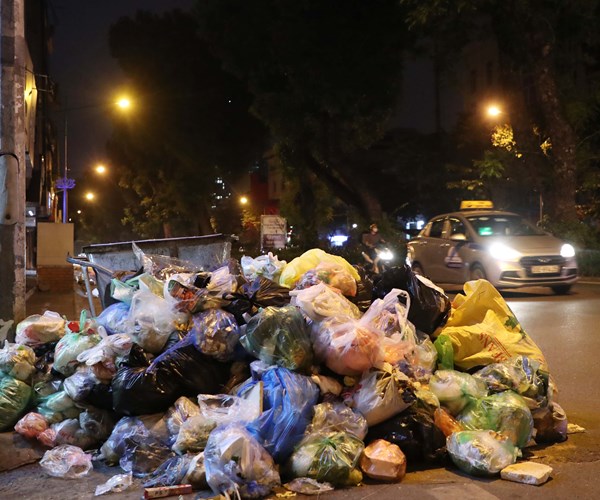 Đường phố Hà Nội lại tràn ngập rác - Anh 5