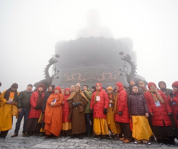 500 Phật tử ba miền tụ hội trên đỉnh Fansipan cầu nguyện quốc thái dân an - Anh 4